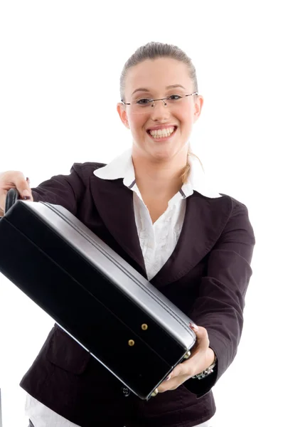 Mujer de negocios sonriente mostrando maletín — Foto de Stock