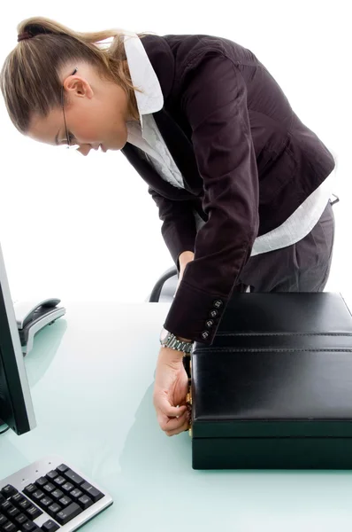 Mujer cerrando el maletín en la oficina — Foto de Stock