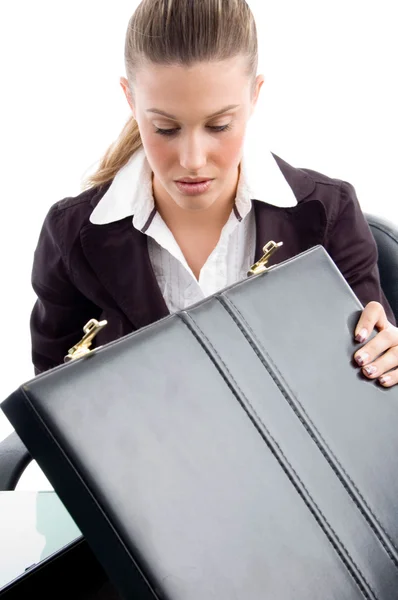 Affärskvinna undersöker resväska — Stockfoto