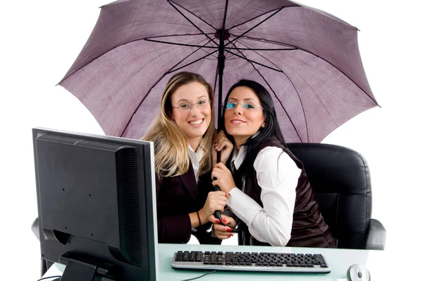 在伞下的女性 businesspartners — 图库照片