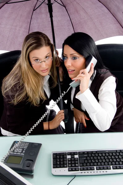 Samice vedení obsazeno na telefonní hovor — Stock fotografie