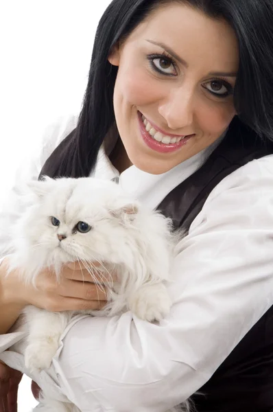 Молодая модель позирует со своим котенком — стоковое фото