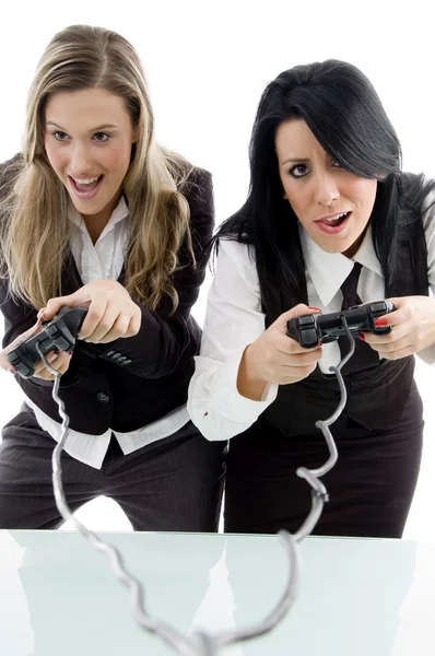 Schöne Schwestern spielen Videospiele — Stockfoto
