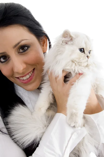 Nuori malli poseeraa kissanpentunsa kanssa — kuvapankkivalokuva