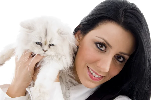 Junges Model posiert mit weißem Kätzchen — Stockfoto