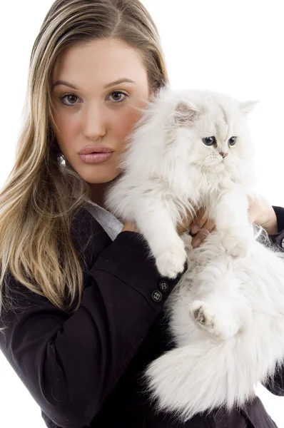 Joven modelo posando con su gatito — Foto de Stock