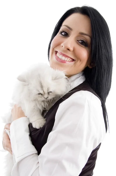 Молодая женщина держит котенка — стоковое фото
