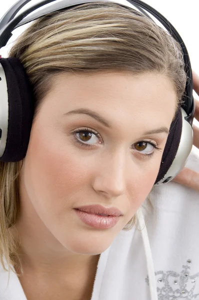 Kulaklýklý mikrofon seti, müzik dinleme giyen kadın — Stok fotoğraf