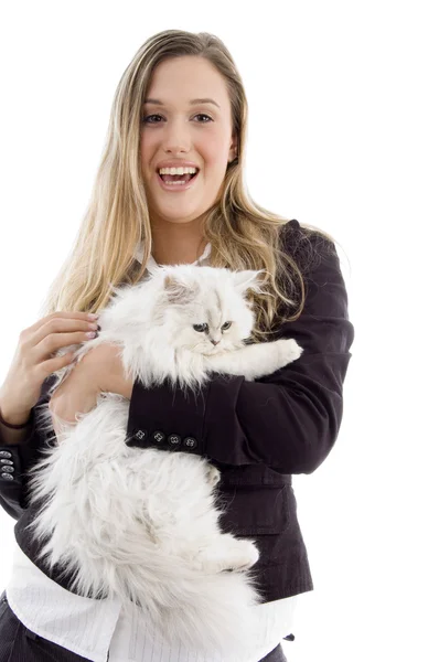 Modelo joven posando con gatito blanco — Foto de Stock