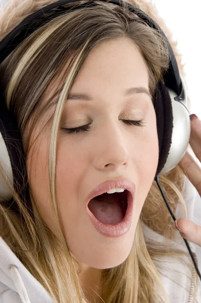Kobieta, słuchanie muzyki, zamknięte oczy — Zdjęcie stockowe