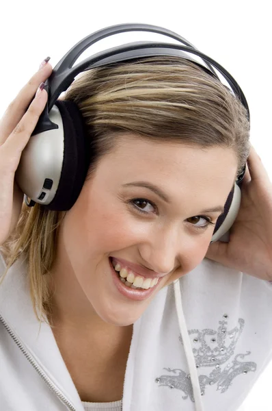 Mulher sorridente sintonizada na música — Fotografia de Stock