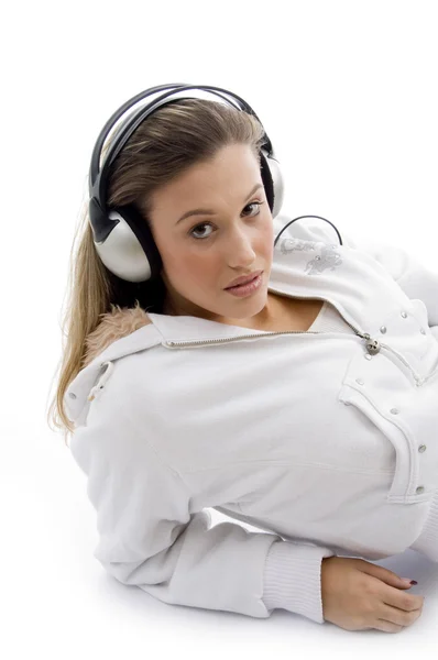 Ung kvinna njuter musik — Stockfoto
