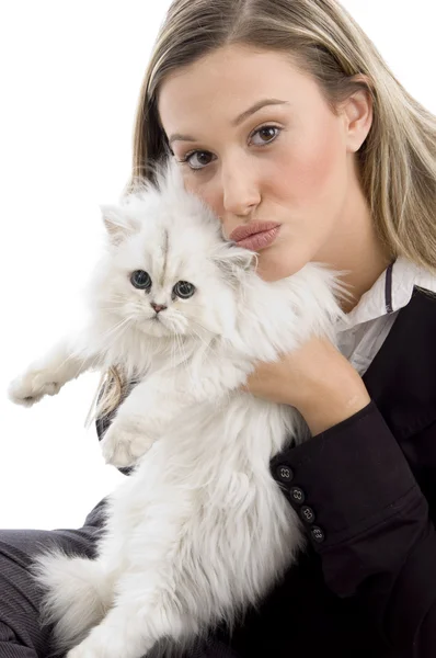 Jovem fêmea segurando seu gato adorável — Fotografia de Stock