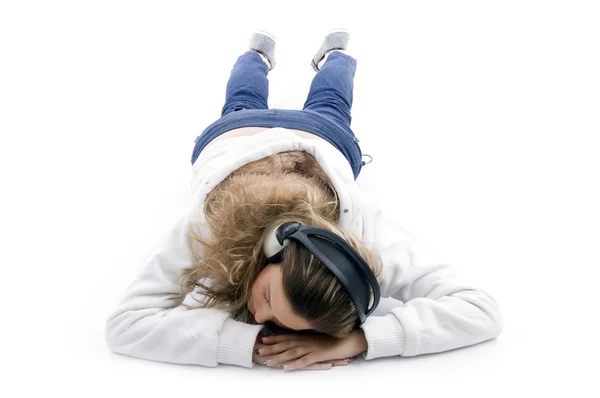 Νεαρή γυναίκα να κοιμάται με ακουστικά — Φωτογραφία Αρχείου