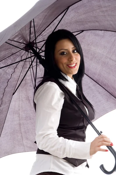 Modelo sonriente bajo un paraguas — Foto de Stock