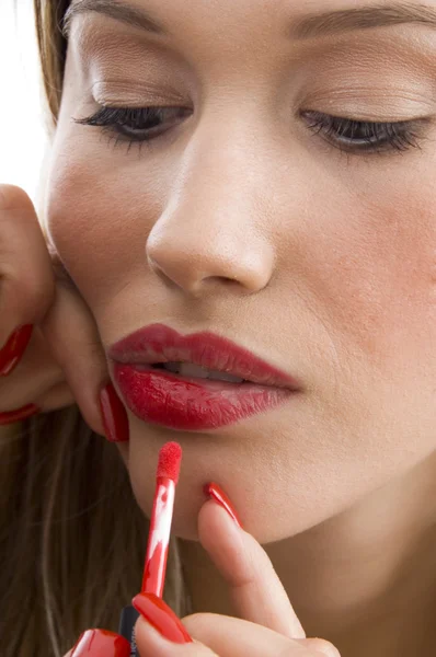Prachtige vrouw rode lippenstift toepassen — Stockfoto