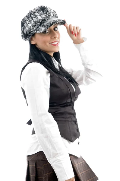 Kaukasische Frau posiert mit einer Mütze — Stockfoto