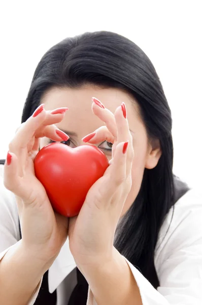Fiatal nő kezében egy piros szív — Stock Fotó