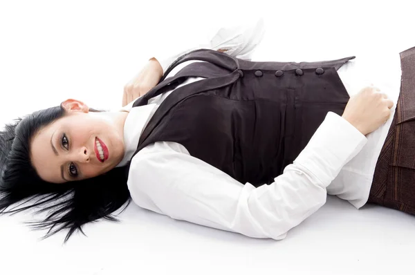 Νεαρή γυναίκα ξαπλωμένη στο πάτωμα — Φωτογραφία Αρχείου