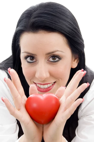Beyaz model küçük kırmızı kalp tutan — Stok fotoğraf