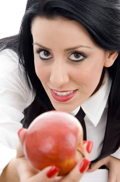 Молодий студент тримає яблуко — стокове фото