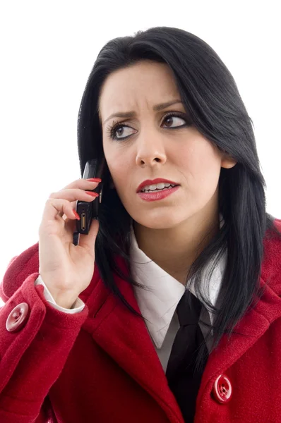 Mladá žena mluví do mobilního telefonu — Stock fotografie