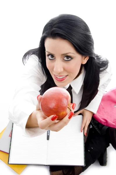 Студент держит яблоко — стоковое фото