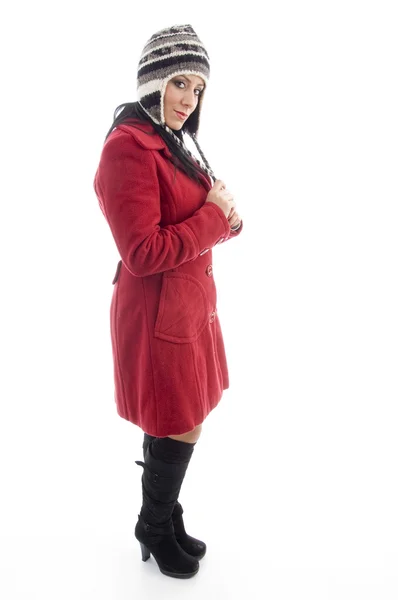 Kış giysileri içinde genç kadın — Stok fotoğraf