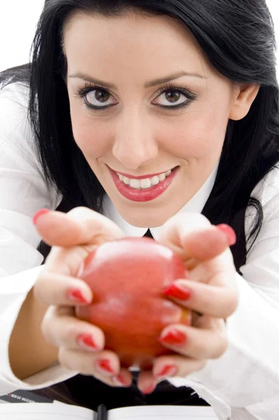 Mulher branca segurando uma maçã — Fotografia de Stock