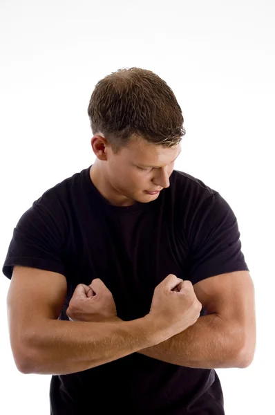 Jonge man toont zijn spieren — Stockfoto