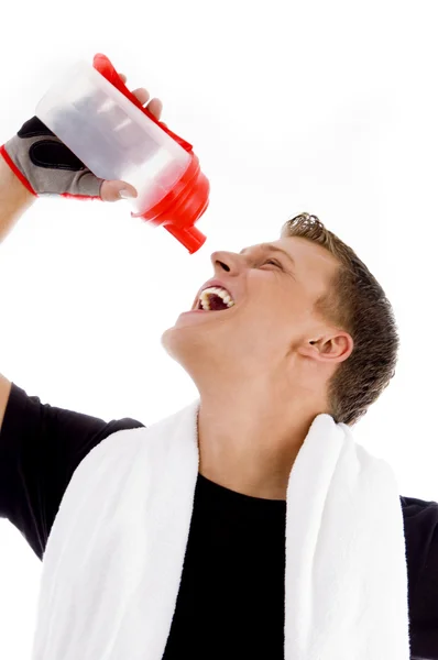 Homem muscular bebendo de garrafa de água — Fotografia de Stock