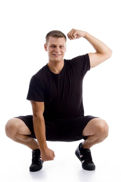 Muskulöser Mann zeigt seine Muskeln — Stockfoto