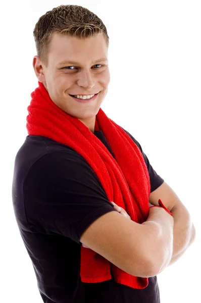 Uomo muscoloso sorridente con asciugamano rosso — Foto Stock