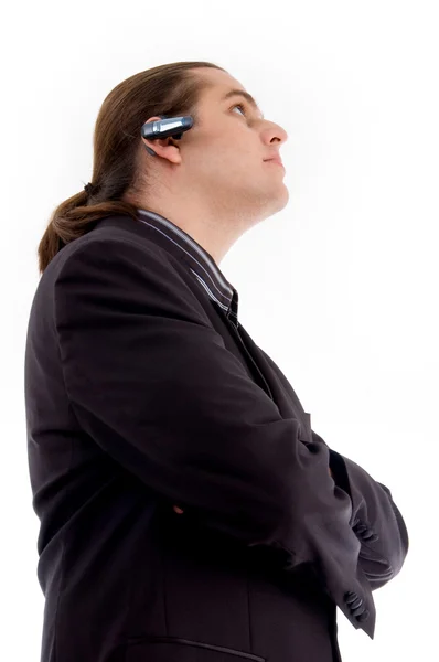 Uomo d'affari che indossa un dispositivo bluetooth — Foto Stock
