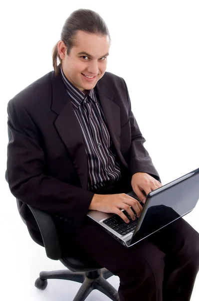 Uomo d'affari che lavora su laptop — Foto Stock