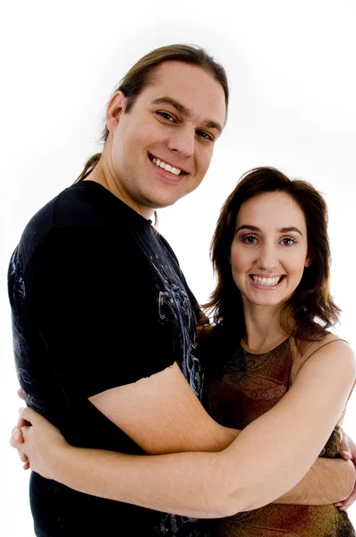 Sonriente joven pareja juguetona abrazando — Foto de Stock