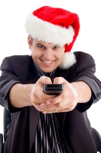 Людина в різдвяній шапці з пультом дистанційного керування — стокове фото