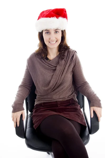 Kadın sandalyede oturan Noel şapka — Stok fotoğraf