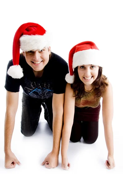 Ζευγάρι με Χριστούγεννα καπέλο χαμογελώντας — Φωτογραφία Αρχείου