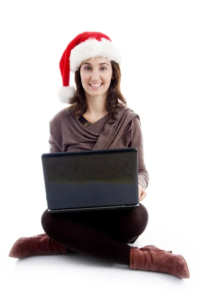 Joyeuse jeune femme avec ordinateur portable — Photo