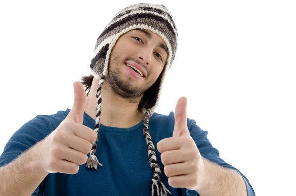 年轻男性与羊毛帽竖起大拇指 — 图库照片