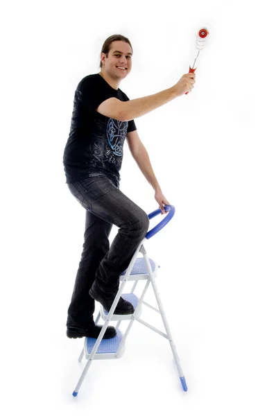 Jonge schilder permanent op ladder — Stockfoto