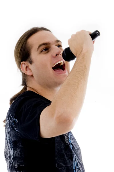 Молодий чоловік співає на мікрофон — стокове фото