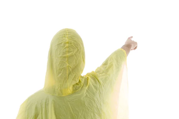 Geri işaret eden erkek yağmurluk içinde poz — Stok fotoğraf