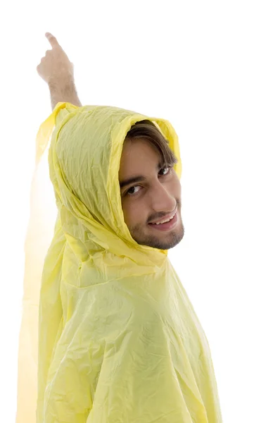 Apontando jovem homem vestindo capa de chuva — Fotografia de Stock