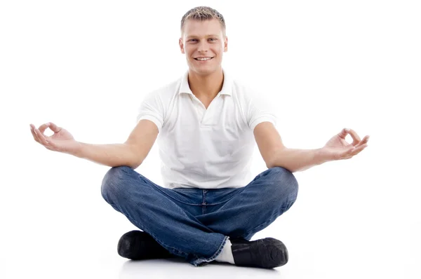 Modelo masculino sonriente en postura de yoga Imagen de archivo