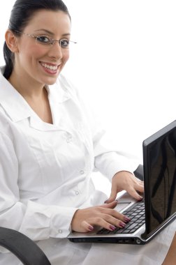dizüstü bilgisayarda çalışan doktor gülümseyen