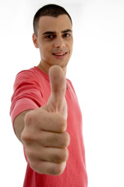 yakışıklı erkek başparmak gösterilen