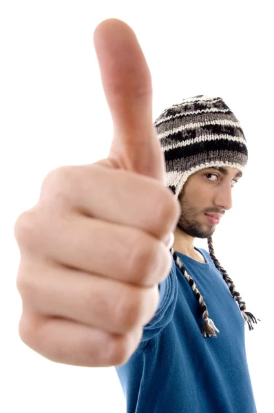 Чоловік в зимовій шапці показує великі пальці вгору — стокове фото