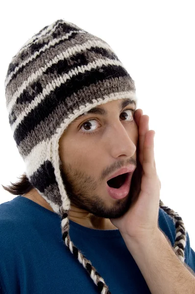 Šokovaný mladý muž na sobě zimní čepice — Stock fotografie